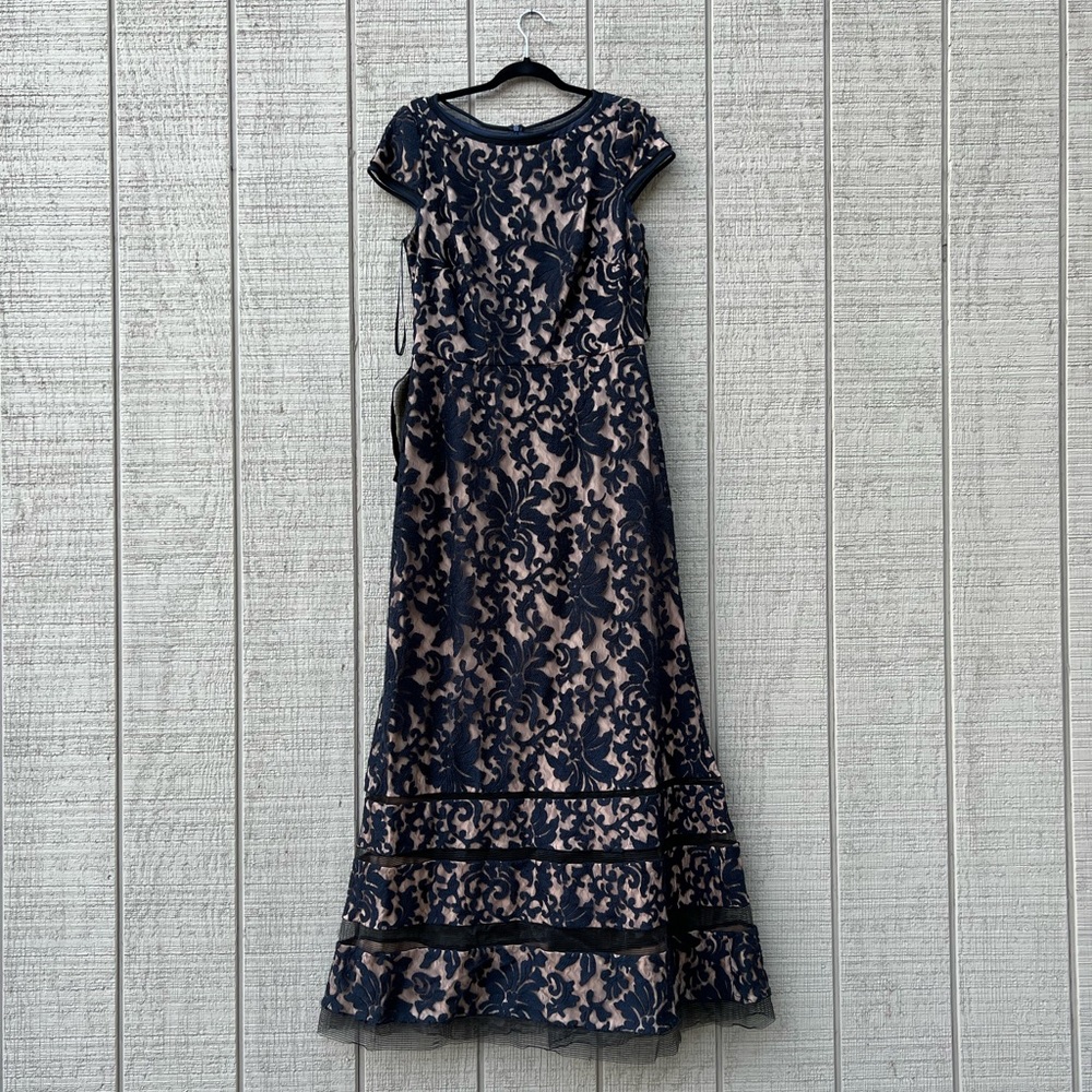 Used. Tadashi Shoji Embroidered Lace Cap Sleeve Gown in Navy/Nude. (Size 12)
